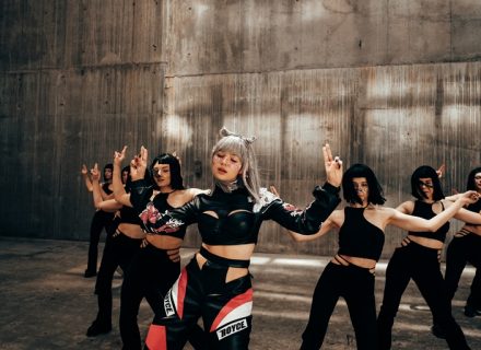 Uliana Royce з танцювальним відео на пісню Sayounara