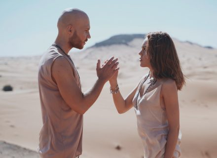 Кохання у пустелі: Alyosha & Vlad Darwin представили кліп на пісню «Торнадо»