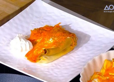 Млинці з мʼясом запечені у сметанному соусі