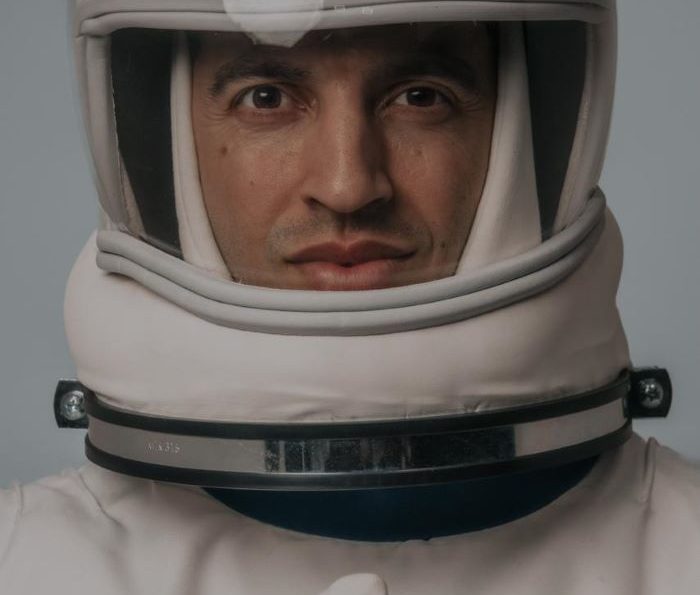 IVAN LIULENOV – ДІВЧИНА В ПЕРШОМУ РЯДУ