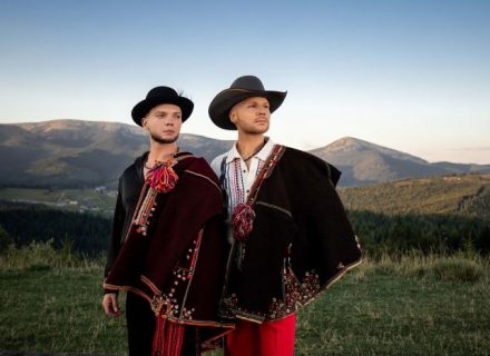 Vlad Darwin та Сергій Лазановський заспівали у Карпатах: “Трембіта знає”