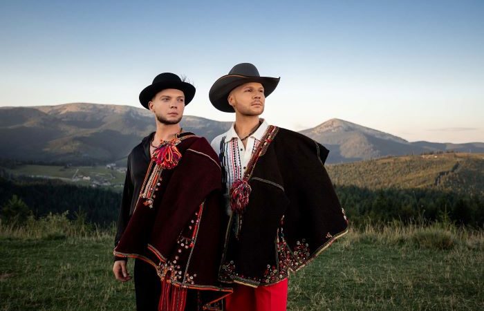 Vlad Darwin та Сергій Лазановський заспівали у Карпатах: “Трембіта знає”